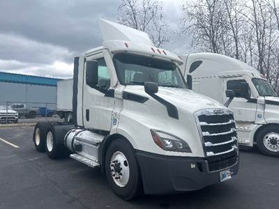 Freightliner Cascadia 116 Day Cab Truck - 450HP, 12 Speed Automatic