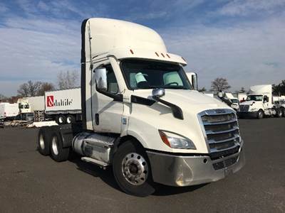 Freightliner Cascadia 116 Day Cab Truck - 470HP, 12 Speed Automatic