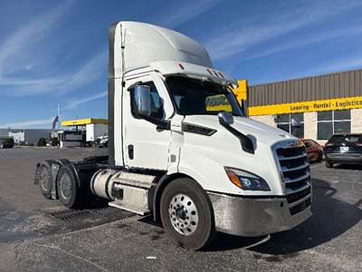 Freightliner Cascadia 116 Day Cab Truck - 470HP, 12 Speed Automatic