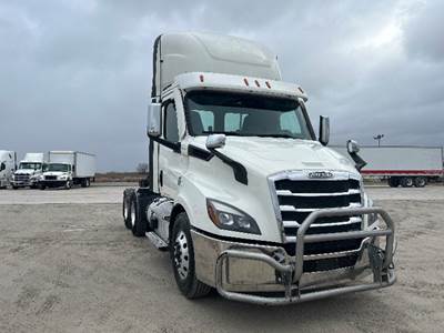 Freightliner Cascadia 116 Day Cab Truck - 470HP, 12 Speed Automatic