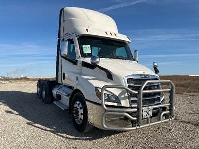 Freightliner Cascadia 116 Day Cab Truck - 470HP, 12 Speed Automatic
