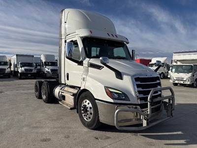 Freightliner Cascadia 116 Day Cab Truck - 470HP, 12 Speed Automatic
