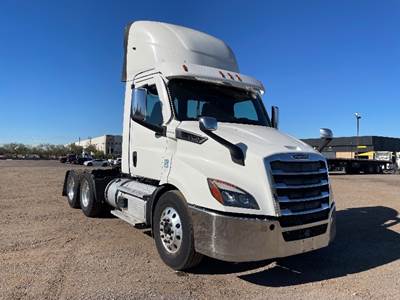 Freightliner Cascadia 116 Day Cab Truck - 470HP, 12 Speed Automatic