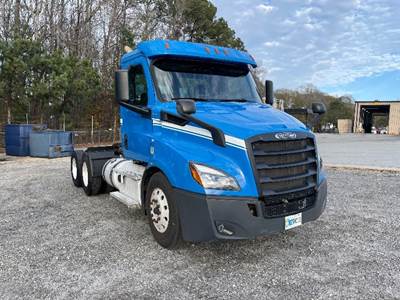 Freightliner Cascadia 116 Day Cab Truck - 450HP, 12 Speed Automatic