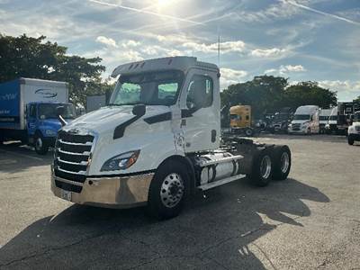 Freightliner Cascadia 116 Day Cab Truck - 435HP, 12 Speed Automatic