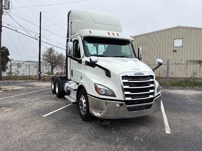 Freightliner Cascadia 116 Day Cab Truck - 470HP, 12 Speed Automatic