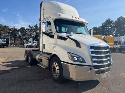 Freightliner Cascadia 116 Day Cab Truck - 470HP, 12 Speed Automatic