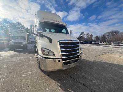 Freightliner Cascadia 116 Day Cab Truck - 470HP, 12 Speed Automatic