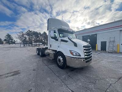 Freightliner Cascadia 116 Day Cab Truck - 470HP, 12 Speed Automatic