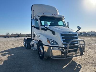 Freightliner Cascadia 116 Day Cab Truck - 470HP, 12 Speed Automatic