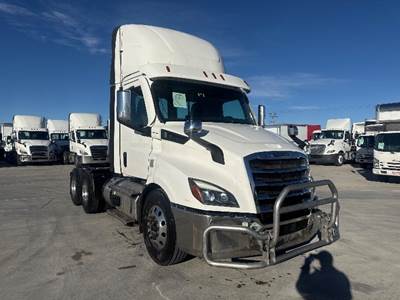 Freightliner Cascadia 116 Day Cab Truck - 470HP, 12 Speed Automatic