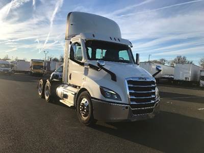 Freightliner Cascadia 116 Day Cab Truck - 470HP, 12 Speed Automatic