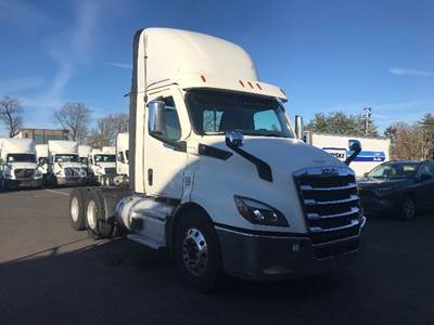 Freightliner Cascadia 116 Day Cab Truck - 470HP, 12 Speed Automatic