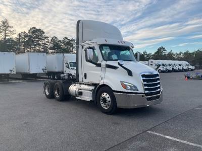 Freightliner Cascadia 116 Day Cab Truck - 470HP, 12 Speed Automatic