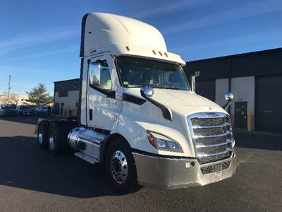 Freightliner Cascadia 116 Day Cab Truck - 470HP, 12 Speed Automatic