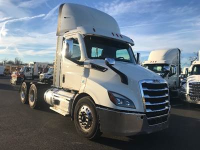 Freightliner Cascadia 116 Day Cab Truck - 470HP, 12 Speed Automatic