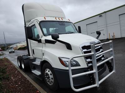 Freightliner Cascadia 116 Day Cab Truck - 470HP, 12 Speed Automatic
