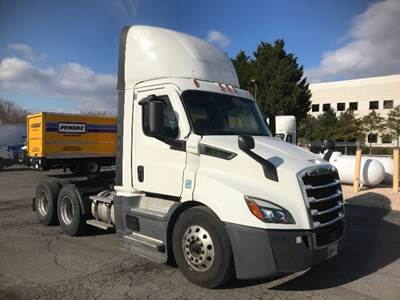 Freightliner Cascadia 116 Day Cab Truck - 450HP, 12 Speed Automatic