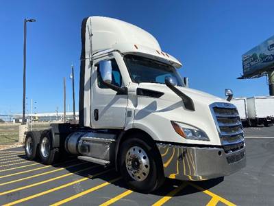 Freightliner Cascadia 116 Day Cab Truck - 470HP, 12 Speed Automatic