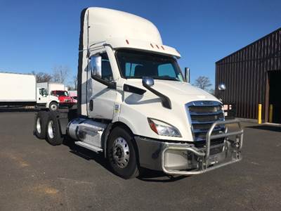 Freightliner Cascadia 116 Day Cab Truck - 470HP, 12 Speed Automatic