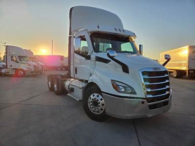 Freightliner Cascadia 116 Day Cab Truck - 470HP, 12 Speed Automatic