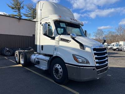 Freightliner Cascadia 116 Day Cab Truck - 470HP, 12 Speed Automatic