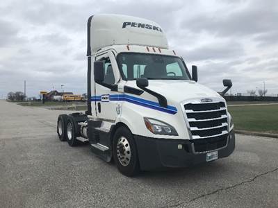 Freightliner Cascadia 116 Day Cab Truck - 450HP, 12 Speed Automatic