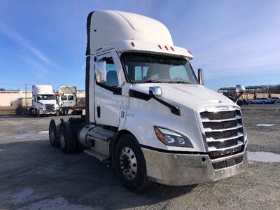 Freightliner Cascadia 116 Day Cab Truck - 470HP, 12 Speed Automatic