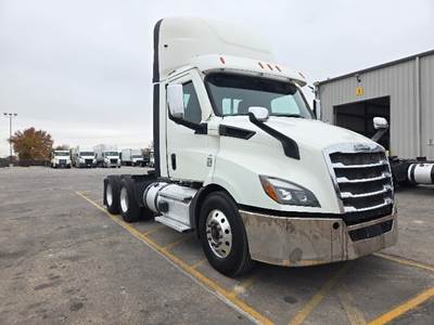 Freightliner Cascadia 116 Day Cab Truck - 470HP, 12 Speed Automatic