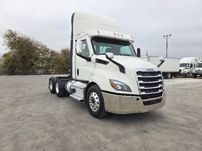 Freightliner Cascadia 116 Day Cab Truck - 470HP, 12 Speed Automatic