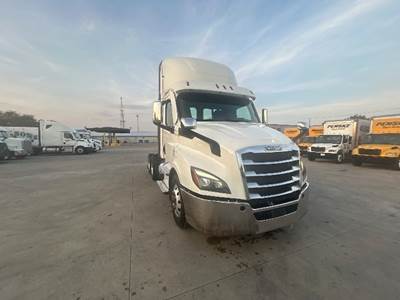 Freightliner Cascadia 116 Day Cab Truck - 470HP, 12 Speed Automatic