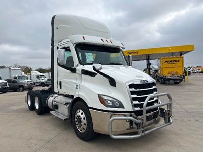 Freightliner Cascadia 116 Day Cab Truck - 470HP, 12 Speed Automatic
