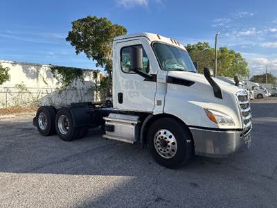 Freightliner Cascadia 116 Day Cab Truck - 435HP, 12 Speed Automatic