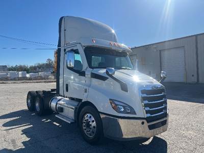 Freightliner Cascadia 116 Day Cab Truck - 470HP, 12 Speed Automatic