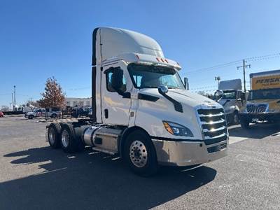 Freightliner Cascadia 116 Day Cab Truck - 470HP, 12 Speed Automatic