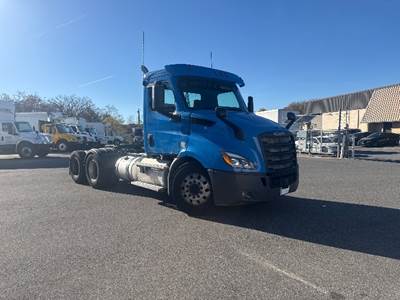 Freightliner Cascadia 116 Day Cab Truck - 450HP, 12 Speed Automatic