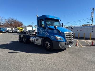 Freightliner Cascadia 116 Day Cab Truck - 450HP, 12 Speed Automatic