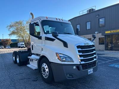 Freightliner Cascadia 116 Day Cab Truck - 450HP, 12 Speed Automatic