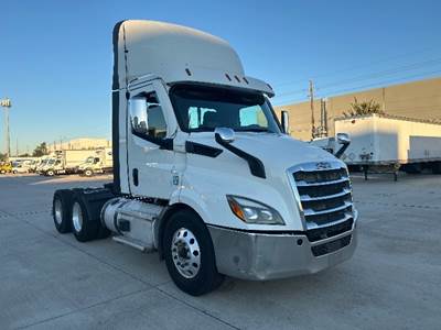 Freightliner Cascadia 116 Day Cab Truck - 470HP, 12 Speed Automatic