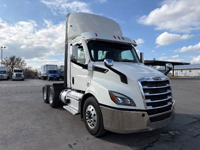 Freightliner Cascadia 116 Day Cab Truck - 470HP, 12 Speed Automatic