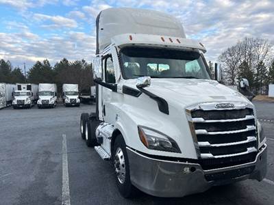 Freightliner Cascadia 116 Day Cab Truck - 470HP, 12 Speed Automatic