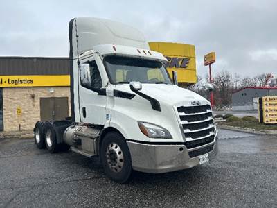 Freightliner Cascadia 116 Day Cab Truck - 470HP, 12 Speed Automatic