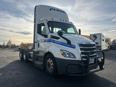 Freightliner Cascadia 116 Day Cab Truck - 450HP, 12 Speed Automatic
