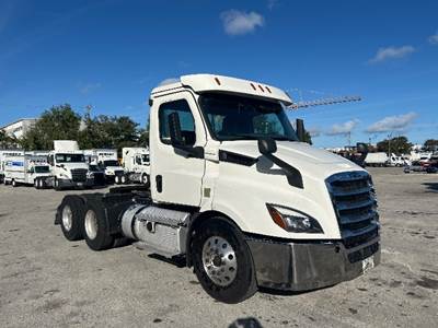 Freightliner Cascadia 116 Day Cab Truck - 435HP, 12 Speed Automatic