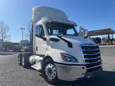 Freightliner Cascadia 116 Day Cab Truck - 470HP, 12 Speed Automatic