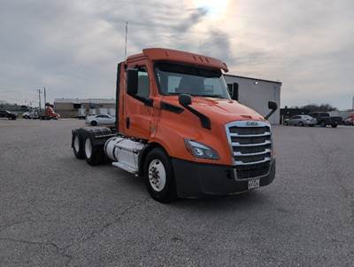 Freightliner Cascadia 116 Day Cab Truck - 450HP, 12 Speed Automatic
