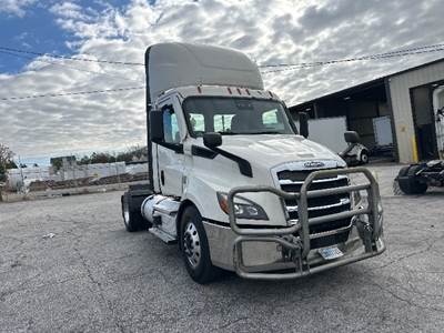 Freightliner Cascadia 116 Single Axle Day Cab Truck - 410HP, 12 Speed Automatic