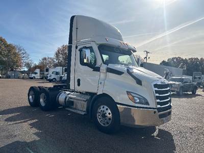 Freightliner Cascadia 116 Day Cab Truck - 470HP, 12 Speed Automatic