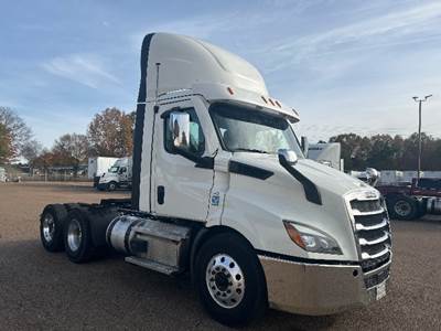 Freightliner Cascadia 116 Day Cab Truck - 470HP, 12 Speed Automatic