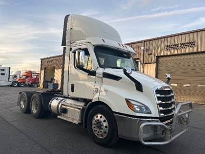 Freightliner Cascadia 116 Day Cab Truck - 470HP, 12 Speed Automatic